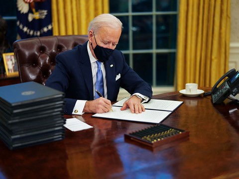 Arrivé à la Maison Blanche, Joe Biden marque la rupture avec Trump