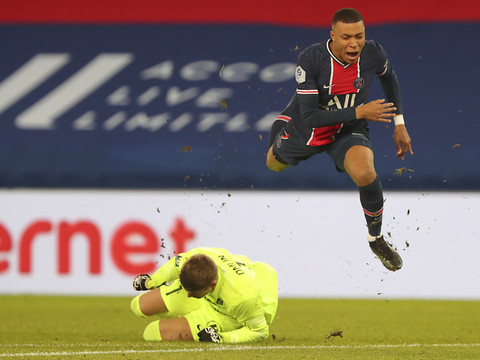 Jonas Omlin expulsé au Parc des Princes