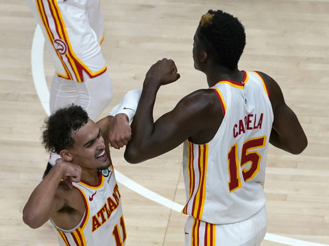 Un triple double à 10 contres pour Capela!