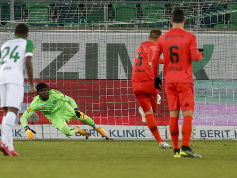 Un penalty et une claque