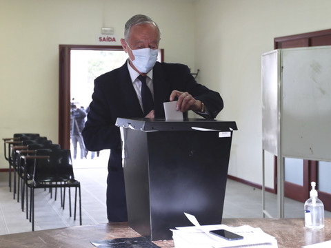Le président portugais sortant réélu au premier tour