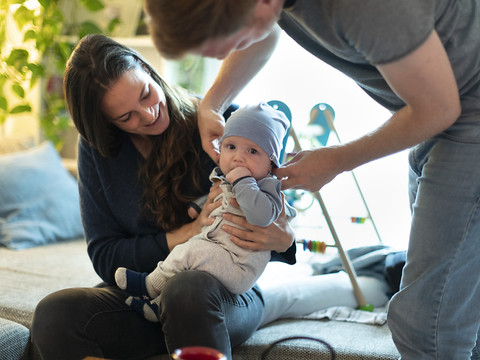 Congé parental: deux semaines supplémentaires au Tessin