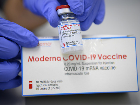 Virus: les frontières se ferment face aux variants, Moderna rassure