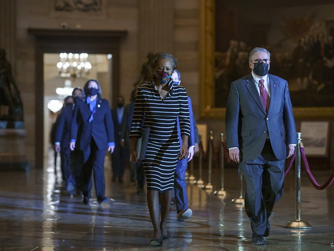 Destitution: l'acte d'accusation contre Trump transmis au Sénat