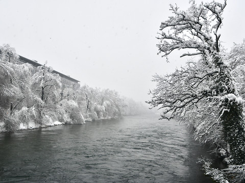 Après la neige, la pluie et des inondations en Suisse