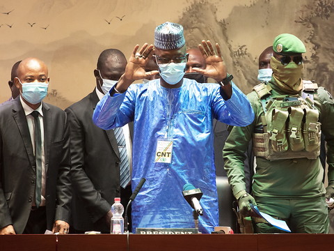 La junte officiellement dissoute cinq mois après le putsch au Mali