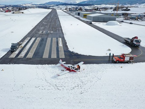 Un avion finit sa course dans la neige à Ecuvillens (FR)