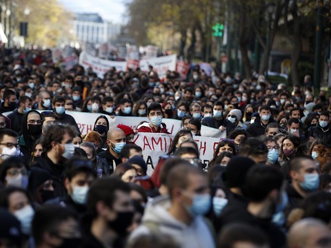 Grèce: des milliers d'étudiants manifestent, bravant l'interdiction