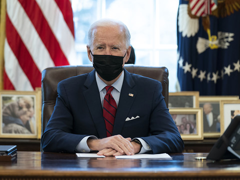 Biden fait de premiers pas en faveur du droit des femmes à avorter
