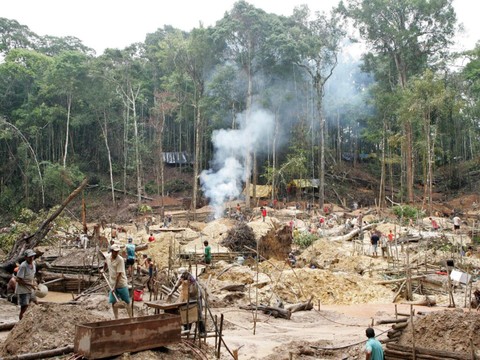 Opération policière contre des mines illégales en Amazonie
