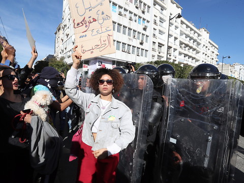 Des centaines de manifestants contre 