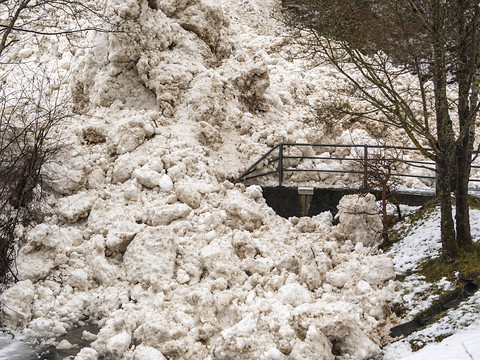 Le danger d'avalanche reste élevé en Suisse