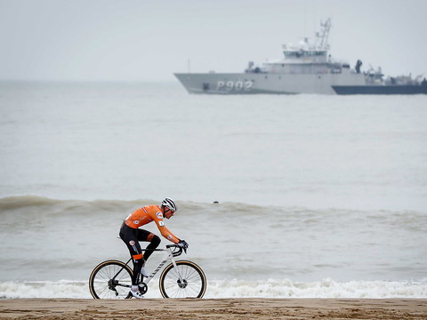Van der Poel remporte le duel des géants