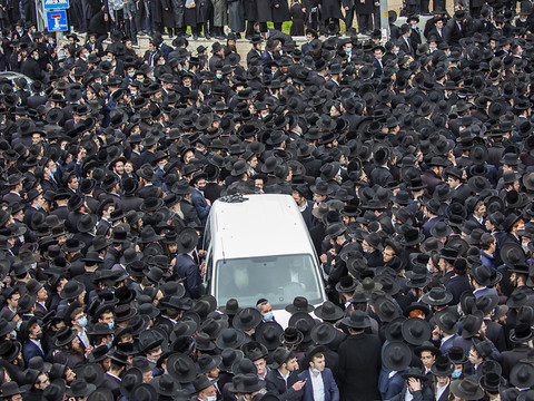 Une foule d'ultra-orthodoxes aux obsèques d'un rabbin