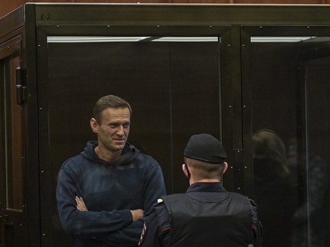 Au tribunal, Navalny dénonce la répression et accuse Poutine