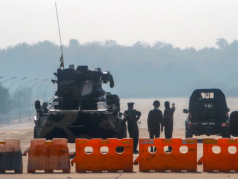 Le chef de l'armée se justifie, les Etats-Unis condamnent
