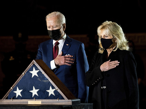 Biden rend un dernier hommage solennel au policier tué au Capitole