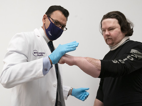 Triple greffe réussie du visage et des deux mains à New York