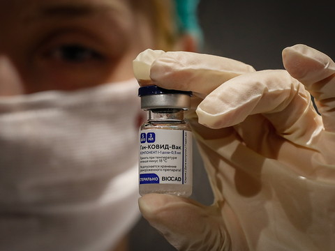 L'Europe s'intéresse au vaccin russe, 60'000 morts en Espagne