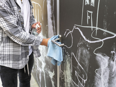 Très faible risque de contagion par les objets fréquemment touchés