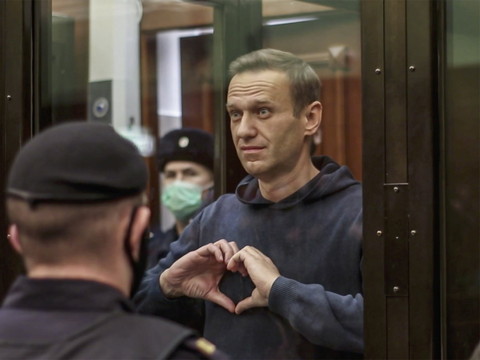 Colère en Russie après la répression, l'émissaire de l'UE attendu