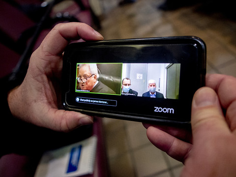 Une chaotique réunion d'un conseil local sur Zoom devient virale