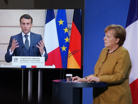 Macron et Merkel font bloc derrière la Commission sur les vaccins