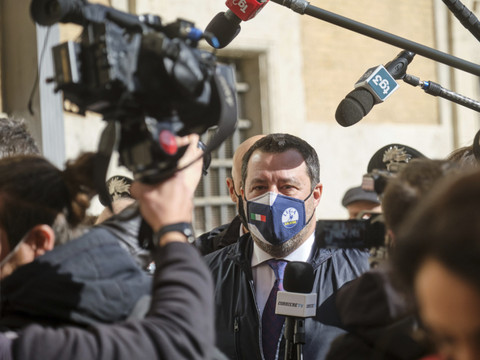 Salvini joue l'ouverture avec Draghi, embarras dans le camp Conte