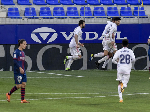 Real bat difficilement Huesca grâce à un doublé de Varane