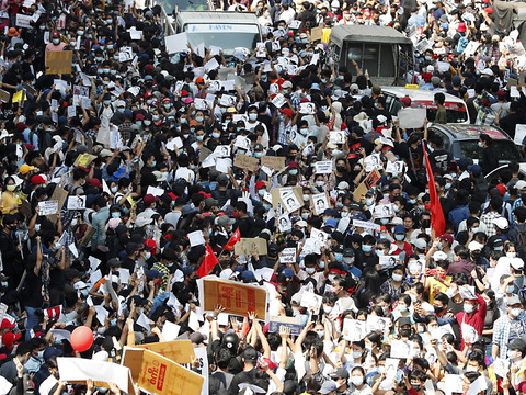 Gigantesques manifestations contre le coup d'Etat