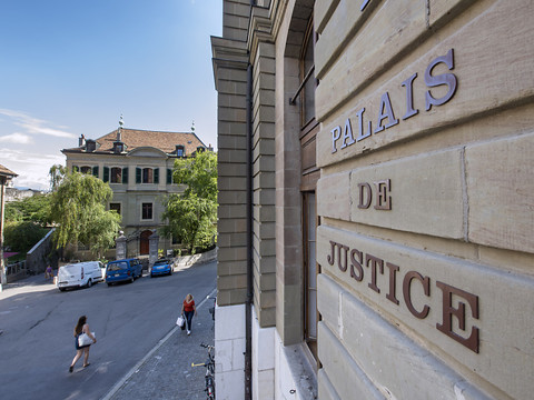 Un homme jugé pour avoir abattu une femme en pleine rue
