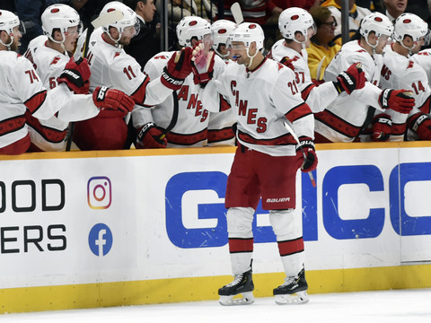 Niederreiter buteur, Josi et Kukan à la peine