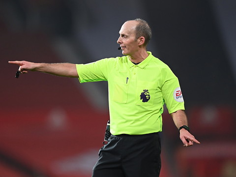 Mike Dean, l'arbitre menacé de mort, n'officiera pas ce week-end