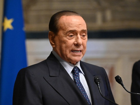 Berlusconi réapparaît en public et apporte son soutien à Draghi