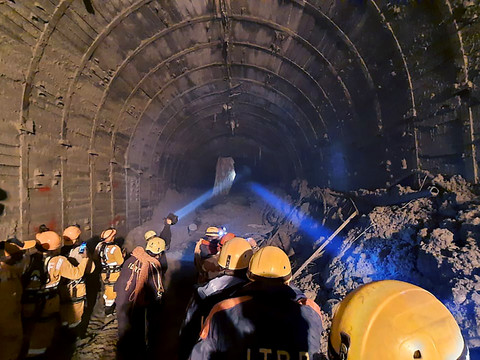 Rupture d'un glacier: retrouver à tout prix des survivants