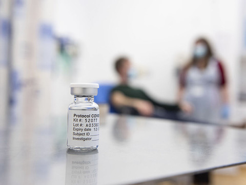 OMS: AstraZeneca possible chez les plus de 65 ans selon des experts