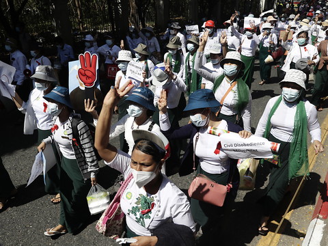 Biden annonce des sanctions, la mobilisation se poursuit