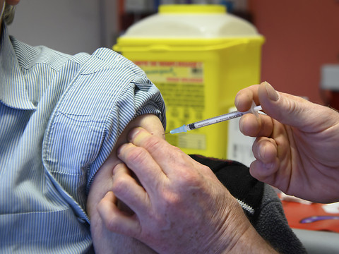 La commission nationale d'éthique contre la vaccination obligatoire