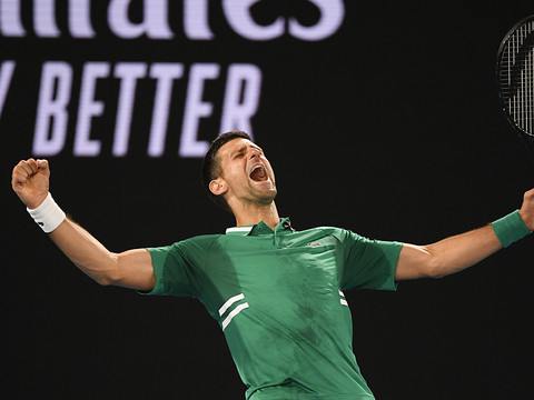Djokovic s'en sort malgré des abdos douloureux