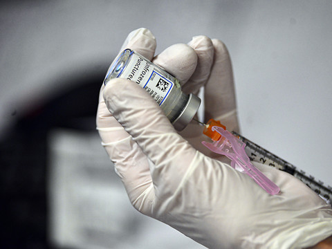 Moderna veut augmenter de 50% la capacité de ses flacons de vaccin