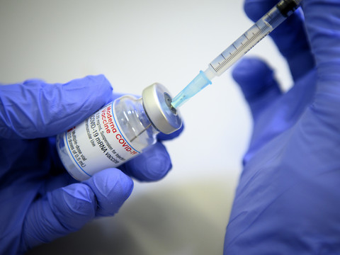 Les vaccinations pour venir à bout du Covid, dit un infectiologue