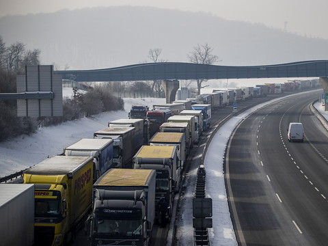 Fermeture des frontières: Bruxelles tente d'éviter la pagaille