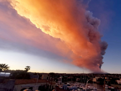 Une spectaculaire éruption de l'Etna provoque une pluie de pierres