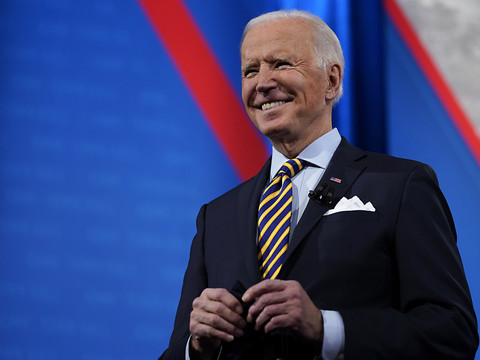Biden défend son plan de sauvetage: 