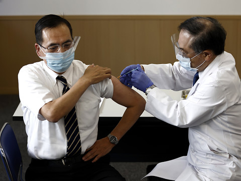 Le Japon lance sa campagne de vaccination