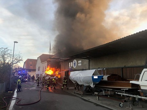 Un hangar et des bateaux détruits par les flammes à Praz (FR)