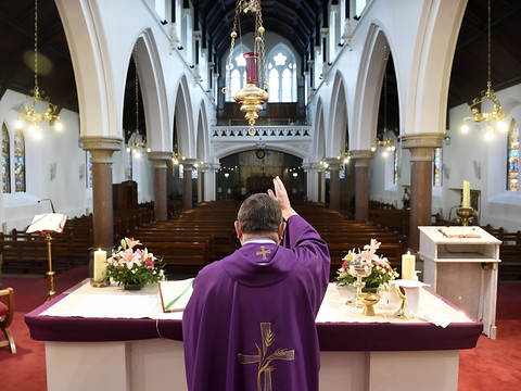 L'Eglise irlandaise distribue des cendres à emporter pour le Carême