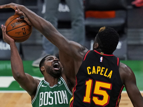 Les Hawks s'imposent à Boston