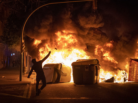 Rappeur incarcéré: bataille politique après les violences
