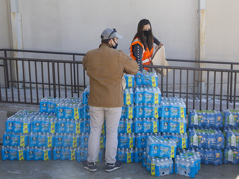 Les Texans, transis de froid, font la queue pour de l'eau potable